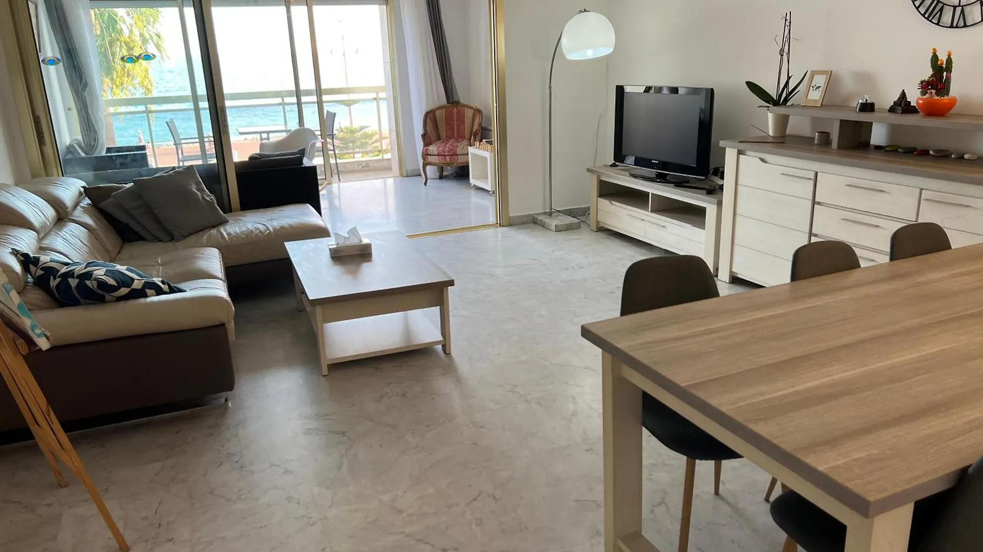 Beachfront Promenade Apartment: Sea Views and Easy Beach Access Nice France